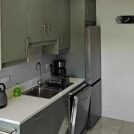 4 Bed House Sleeps 8 - Enclosed Garden - Parking Killarney