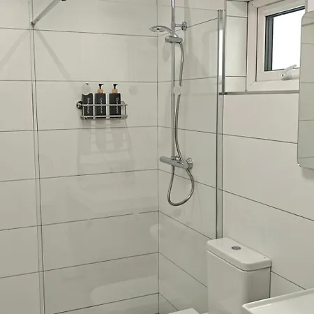 4 Bed House Sleeps 8 - Enclosed Garden - Parking *