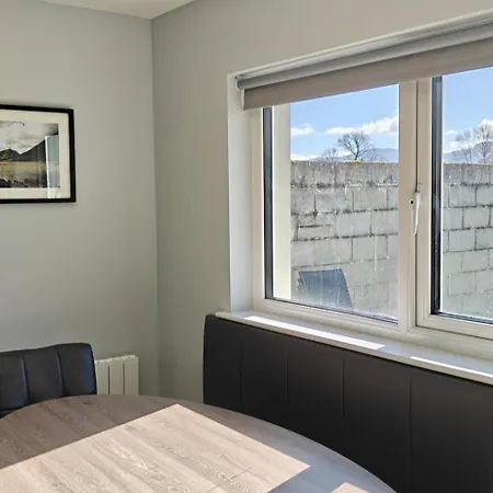 Dom wakacyjny 4 Bed House Sleeps 8 - Enclosed Garden - Parking Killarney