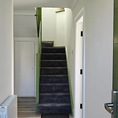 4 Bed House Sleeps 8 - Enclosed Garden - Parking Dom wakacyjny