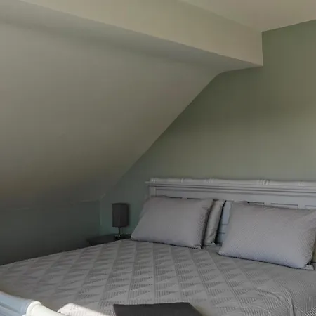 4 Bed House Sleeps 8 - Enclosed Garden - Parking Ferienhaus