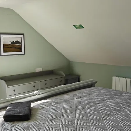 Сasa de vacaciones 4 Bed House Sleeps 8 - Enclosed Garden - Parking Killarney