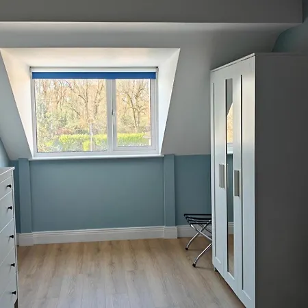 4 Bed House Sleeps 8 - Enclosed Garden - Parking Killarney