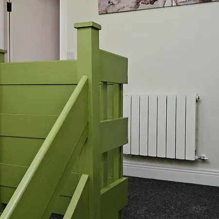 4 Bed House Sleeps 8 - Enclosed Garden - Parking *