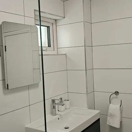 4 Bed House Sleeps 8 - Enclosed Garden - Parking Ferienhaus