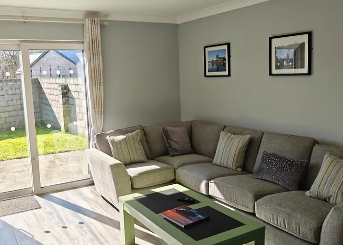 4 Bed House Sleeps 8 - Enclosed Garden - Parking Killarney