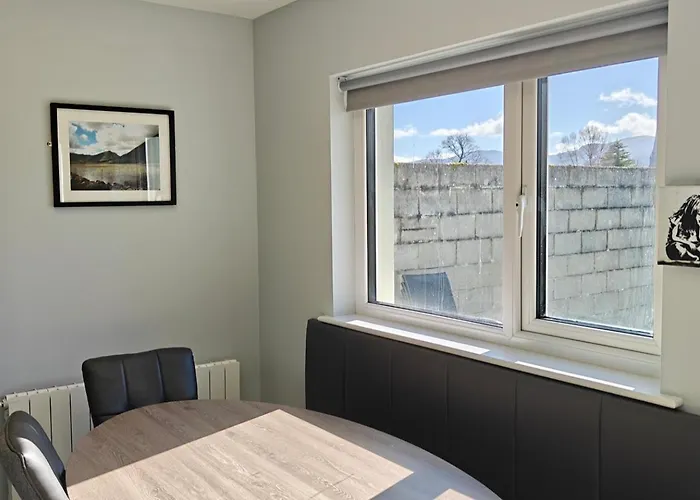 Ferienhaus 4 Bed House Sleeps 8 - Enclosed Garden - Parking Killarney