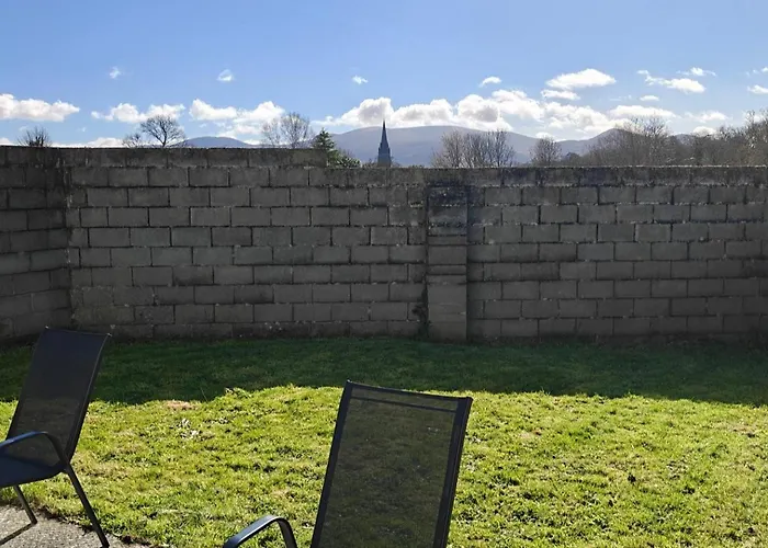 4 Bed House Sleeps 8 - Enclosed Garden - Parking * Killarney