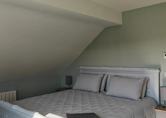 4 Bed House Sleeps 8 - Enclosed Garden - Parking Ferienhaus