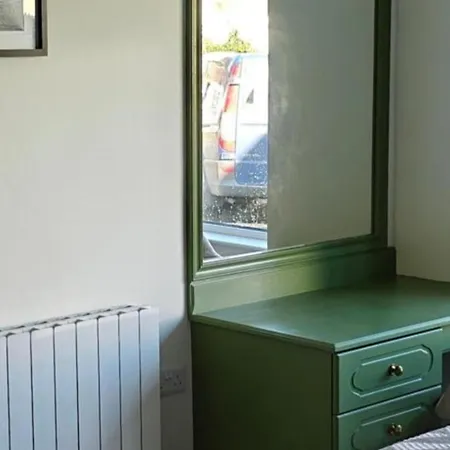 Holiday home 4 Bed House Sleeps 8 - Enclosed Garden - Parking