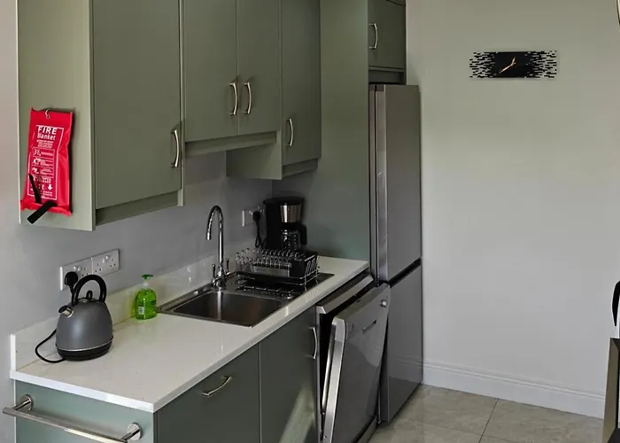 4 Bed House Sleeps 8 - Enclosed Garden - Parking Killarney