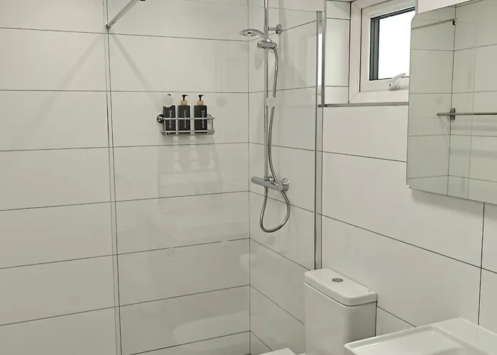 4 Bed House Sleeps 8 - Enclosed Garden - Parking *