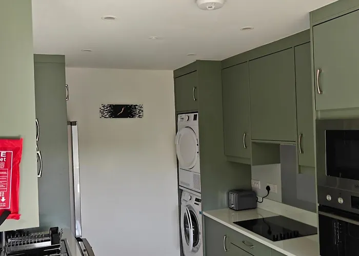 4 Bed House Sleeps 8 - Enclosed Garden - Parking Killarney