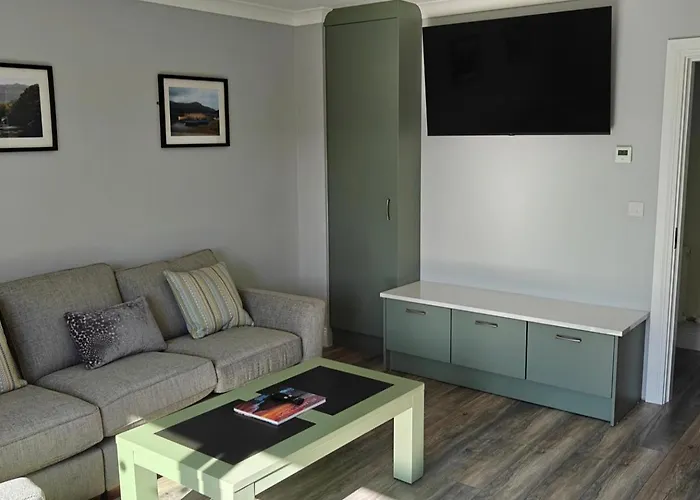 4 Bed House Sleeps 8 - Enclosed Garden - Parking Holiday home