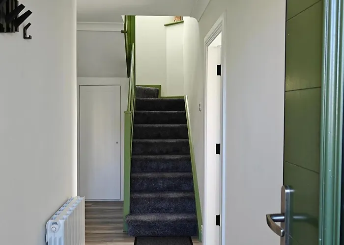 4 Bed House Sleeps 8 - Enclosed Garden - Parking Holiday home