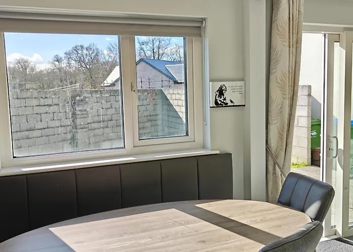 4 Bed House Sleeps 8 - Enclosed Garden - Parking * Killarney