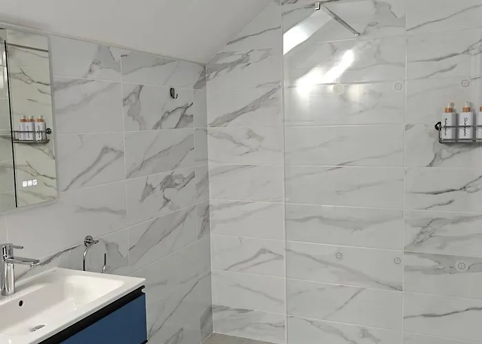 4 Bed House Sleeps 8 - Enclosed Garden - Parking Holiday home