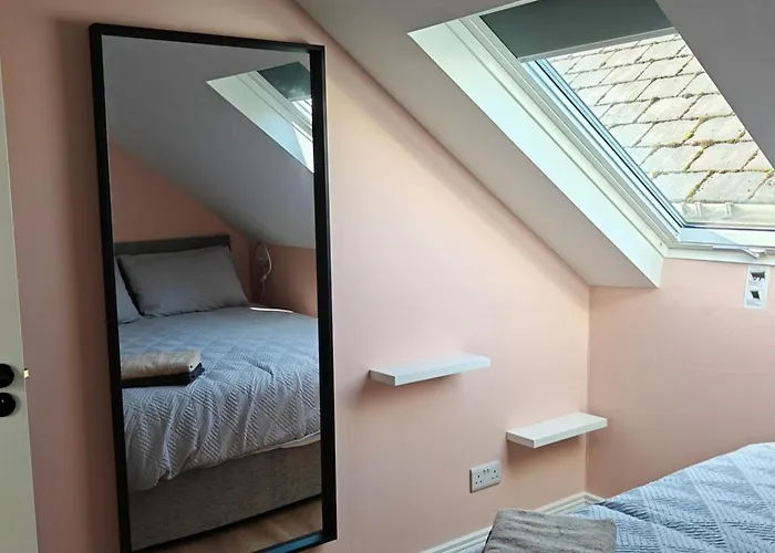 4 Bed House Sleeps 8 - Enclosed Garden - Parking Holiday home Killarney