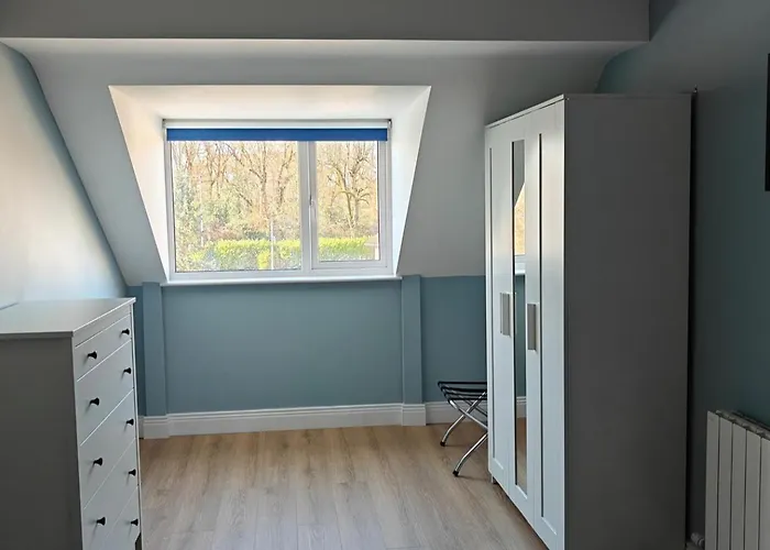 4 Bed House Sleeps 8 - Enclosed Garden - Parking Killarney