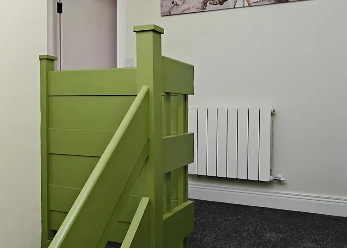 4 Bed House Sleeps 8 - Enclosed Garden - Parking *